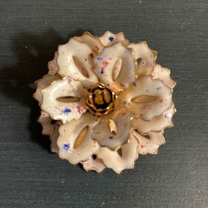 Patriotic flower brooch